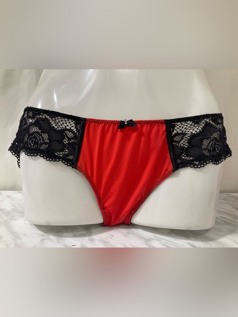La Vie en Rose Red Black Floral Lace Lingerie Bottom L/G NWOT
